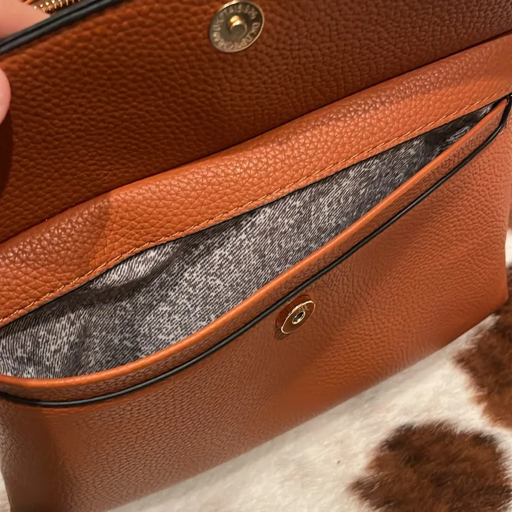 Light brown vegan leather crossbody purse - Image 7