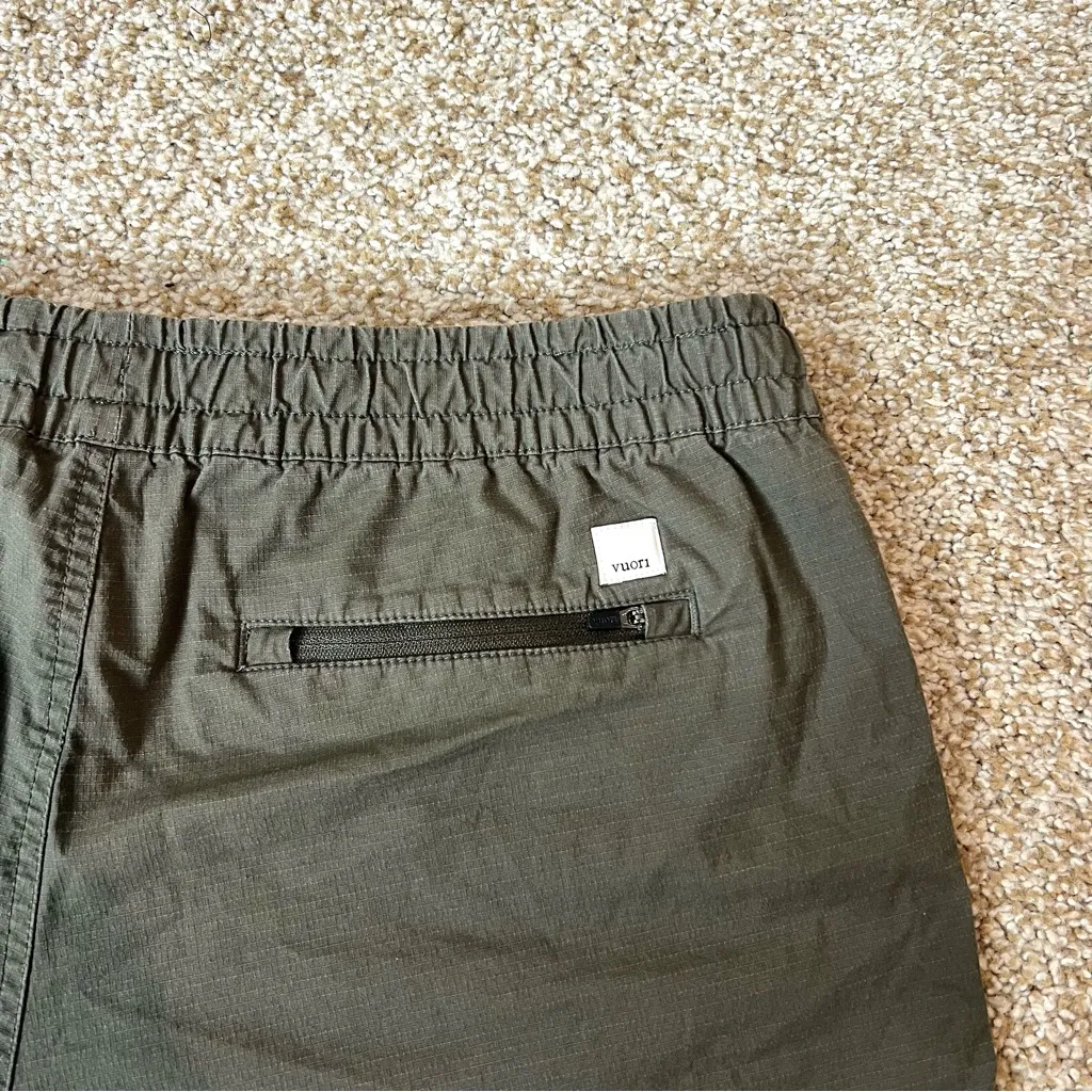 Vuori Dark Oregano Green Duraterra
Vintage Ripstop Shorts Raw Hem Sz
Medium M - Image 11