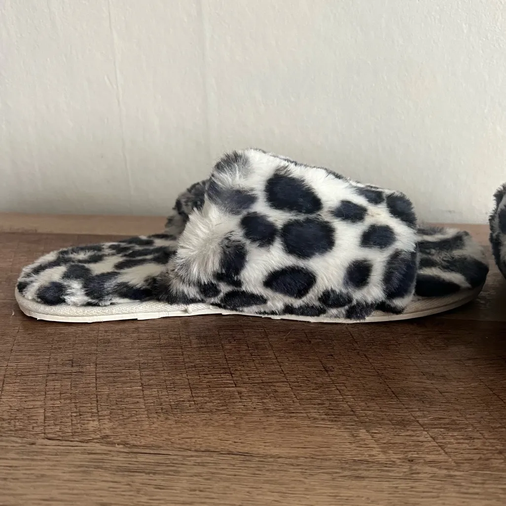 Aerie  Leopard Print Fuzzy Crossover Slides Size 10 - Image 5