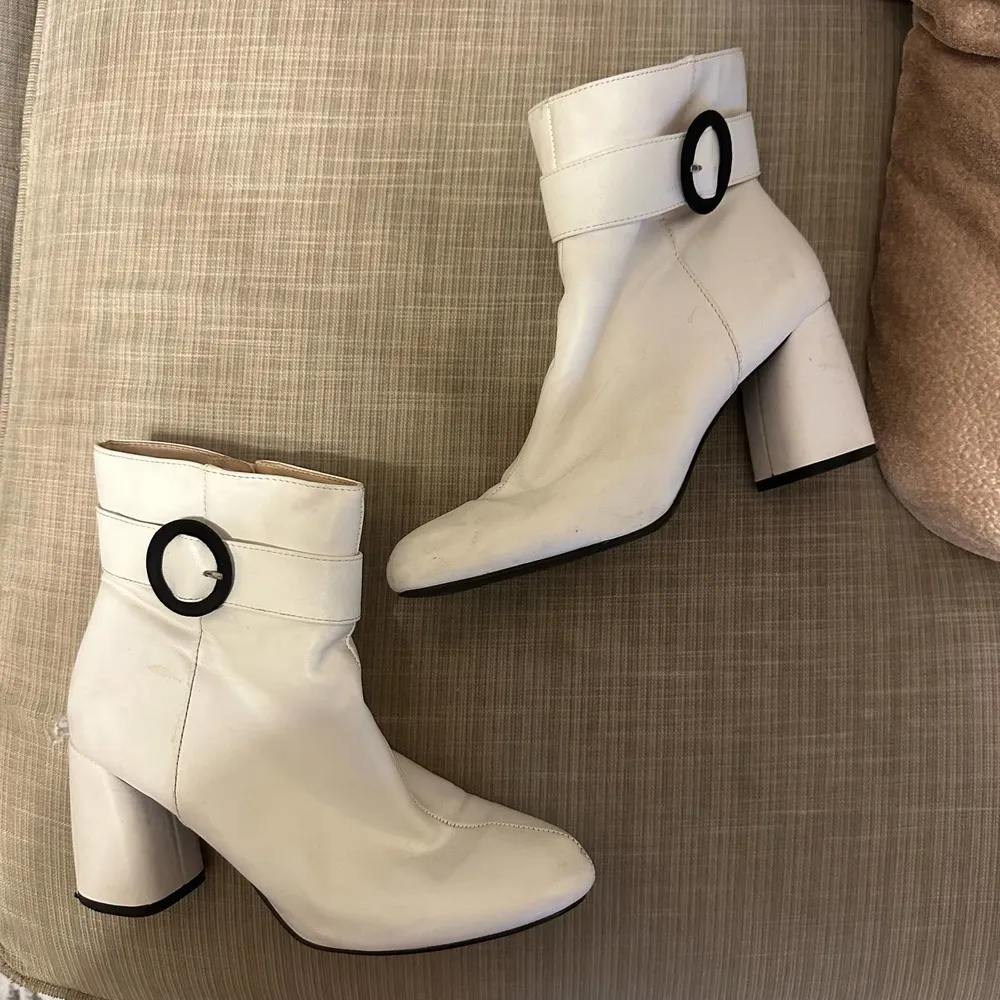 Nine West White Go Go Boots with Black Buckle Size 8 - Image 2
