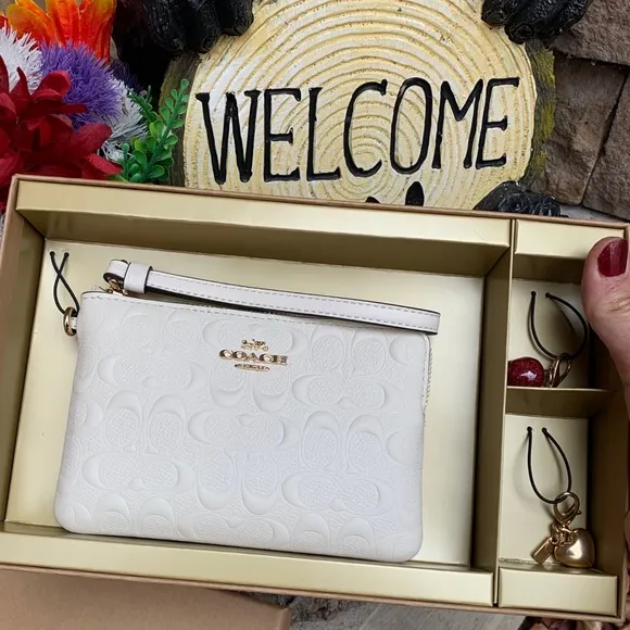 Authentic COACH EMBOSSED LOGO ZIP WALLET /2 CHARMS❤️❤️‍🔥 - Image 2