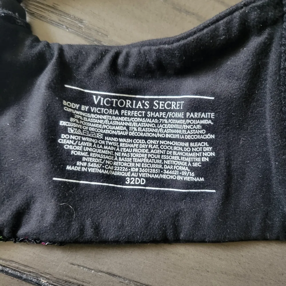 Victorias Secret bra 32DD Body by Victoria perfect shape - Image 3