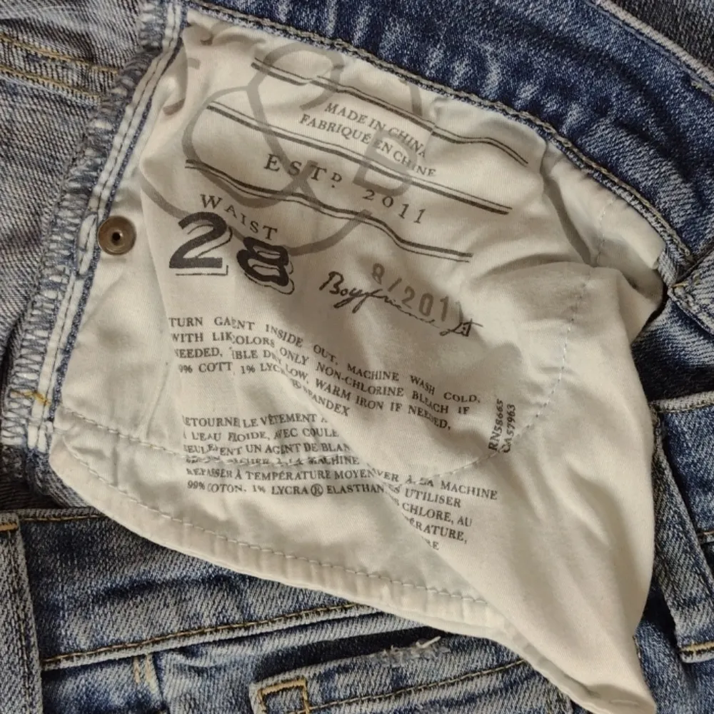 Treasure & bond boyfriend jeans size 28 - Image 4