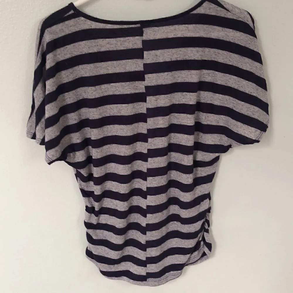 Molly Maxi Vneck striped short sleeve shirt. Size Medium. Blue - Image 4