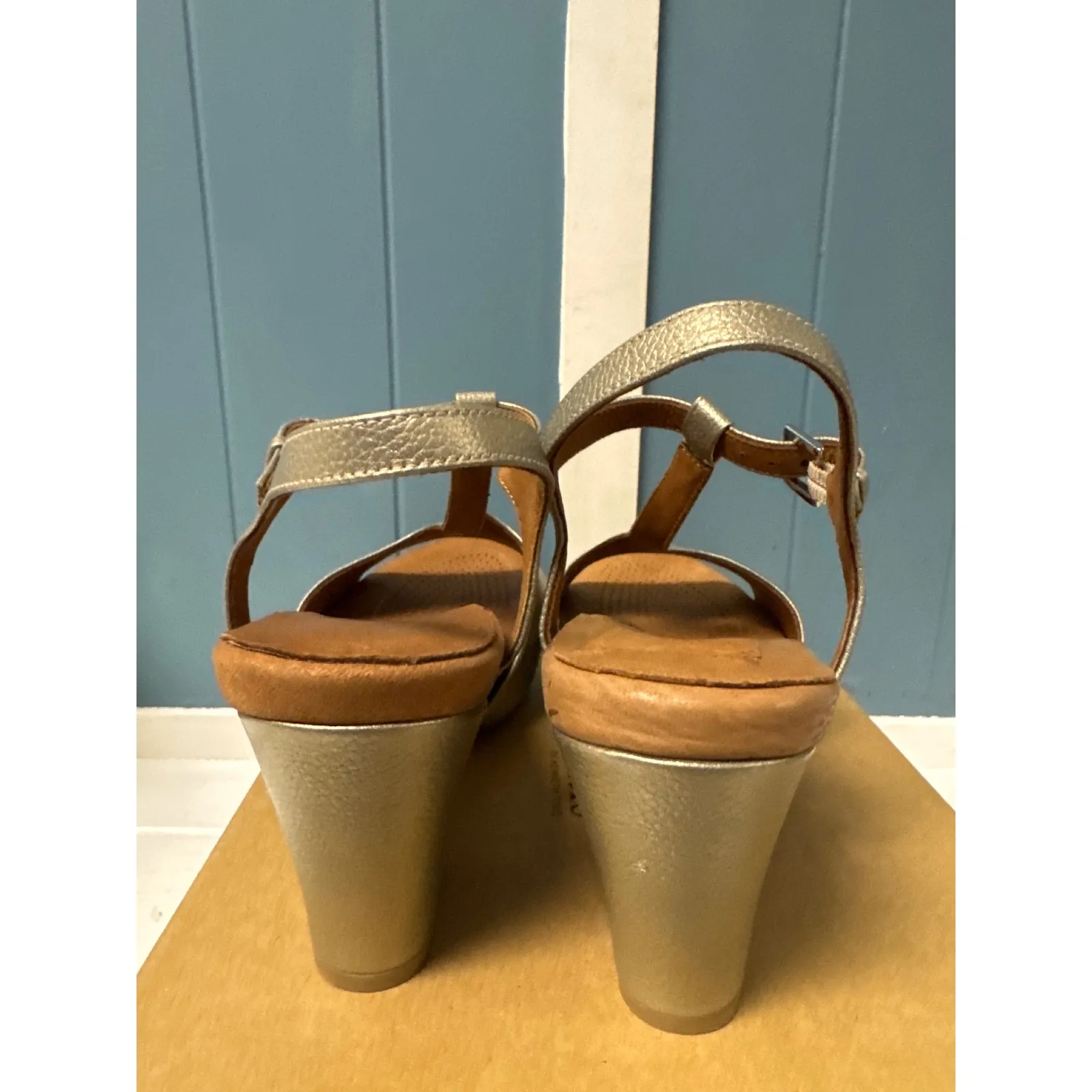 Gentle Souls Day Dream UE Gold Leather‎ Wedge Sandals Size 8.5 M - Image 4