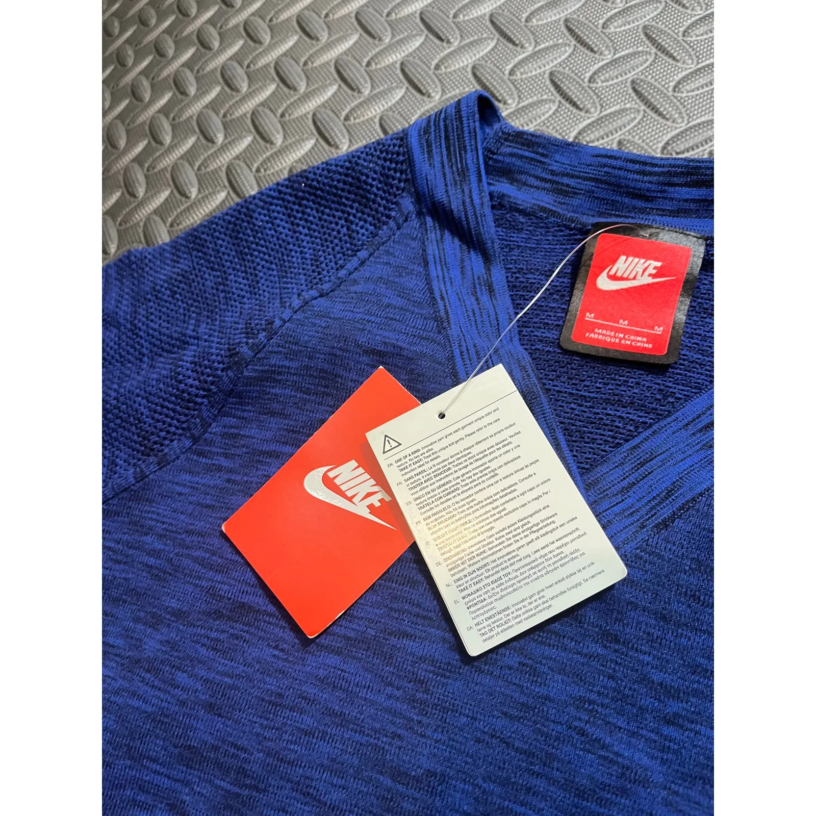 NWT Women's Nike Tech Knit Top 728679 439 SIZE Medium Game Royal Blue Shirt‎ - Image 4
