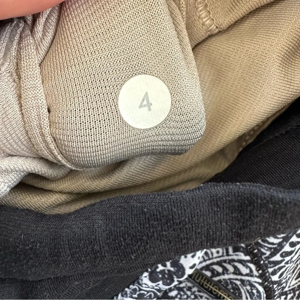 Lululemon Hotty Hot Short (Long) Mini Antique Paisley White Black Size 4 - Image 10