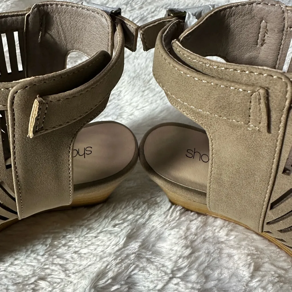 Shoe Dazzle light brown/tan Cutout Ankle wedge Heels Tan Size 7 - Image 6