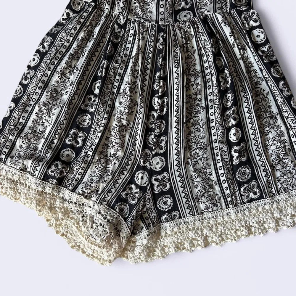 Abercrombie & Fitch Black and White Romper with Lace Trim size S - Image 5