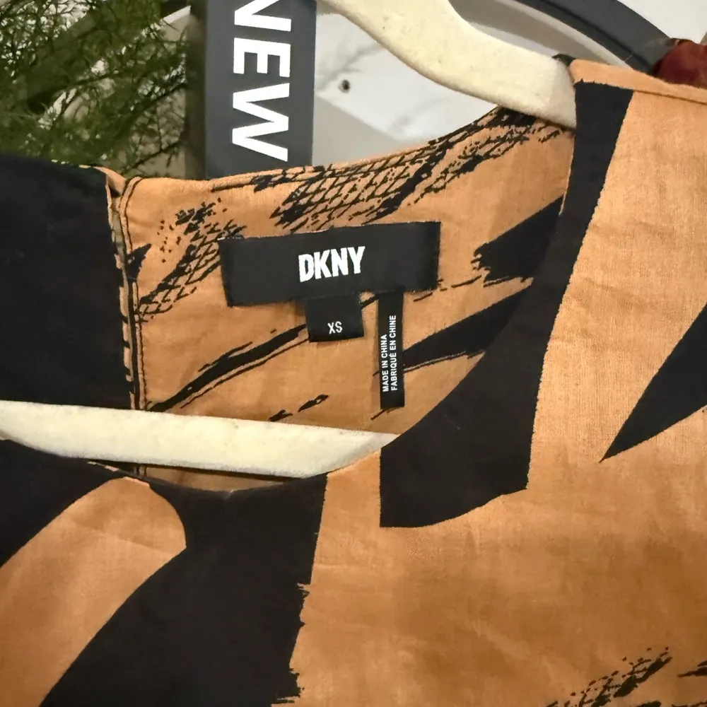 DKNY Abstract Shark Tawney Top size xs - Image 7