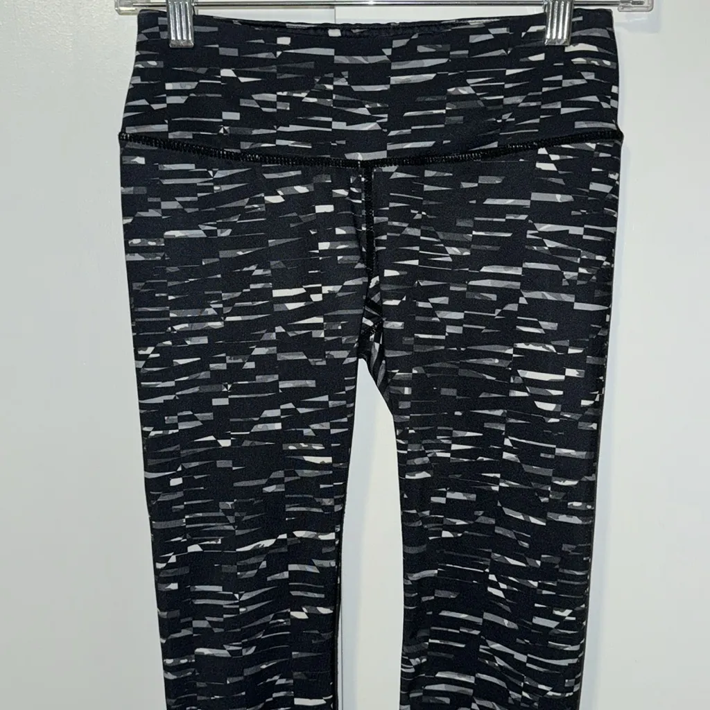 Reebok Crop Capri Leggings Black & Grey Abstract Print Women’s XS - Image 2