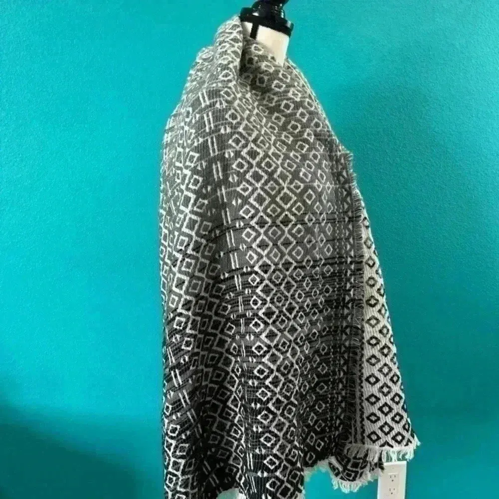 Green label by Quagga thick ombré gray scarf with diamond pattern - Image 3