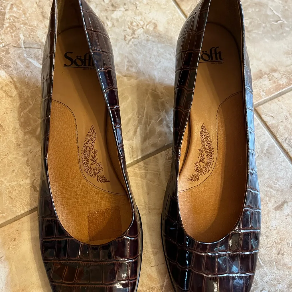 Sofft Rivoli Faux Crocodile Brown Patent Leather Kitten Heels - Image 2