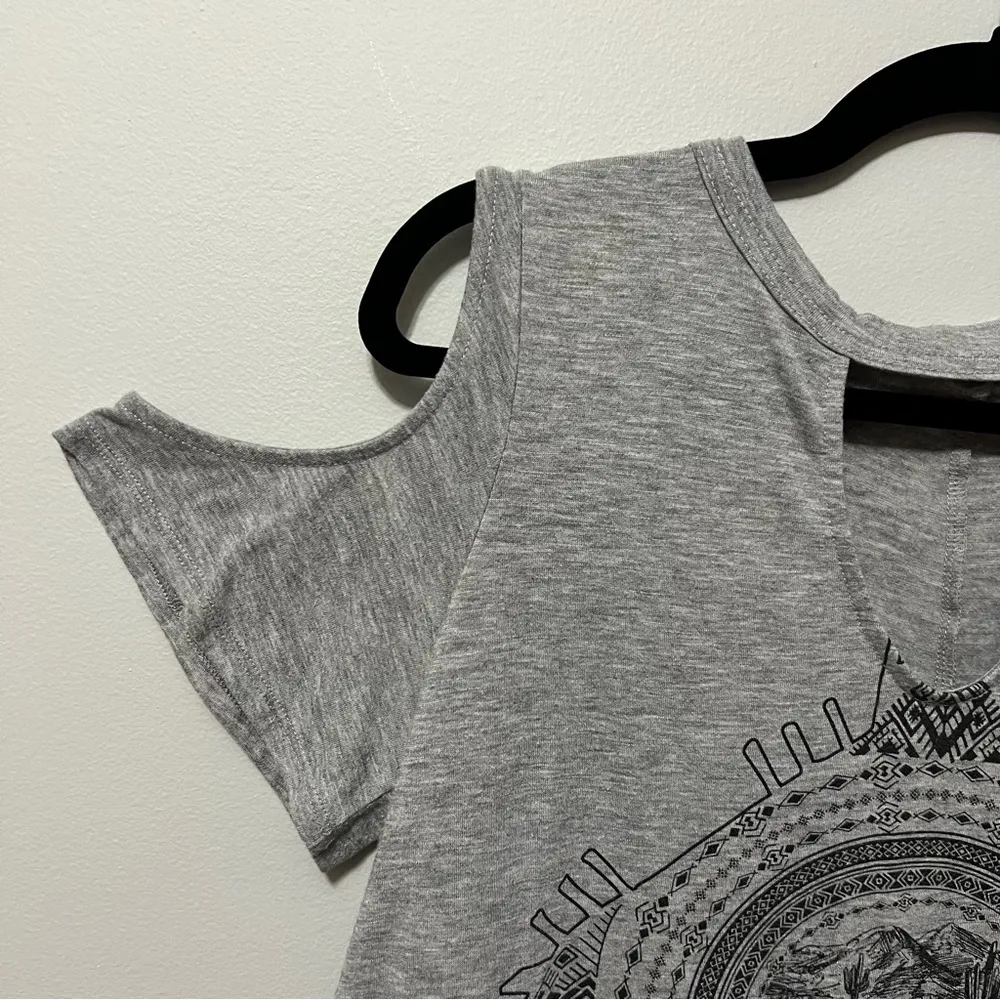 Jessica Simpson Light Gray Cold Shoulder Western Desert Graphic T Shirt Size M - Image 5