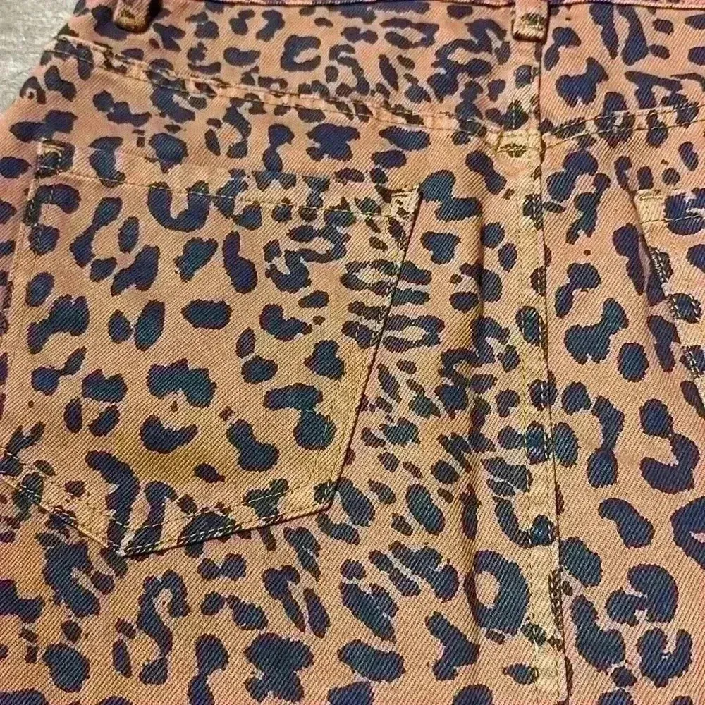 Free People Women's Zip It Up leopard Printed Mini Skirt size 29 waist - Image 7