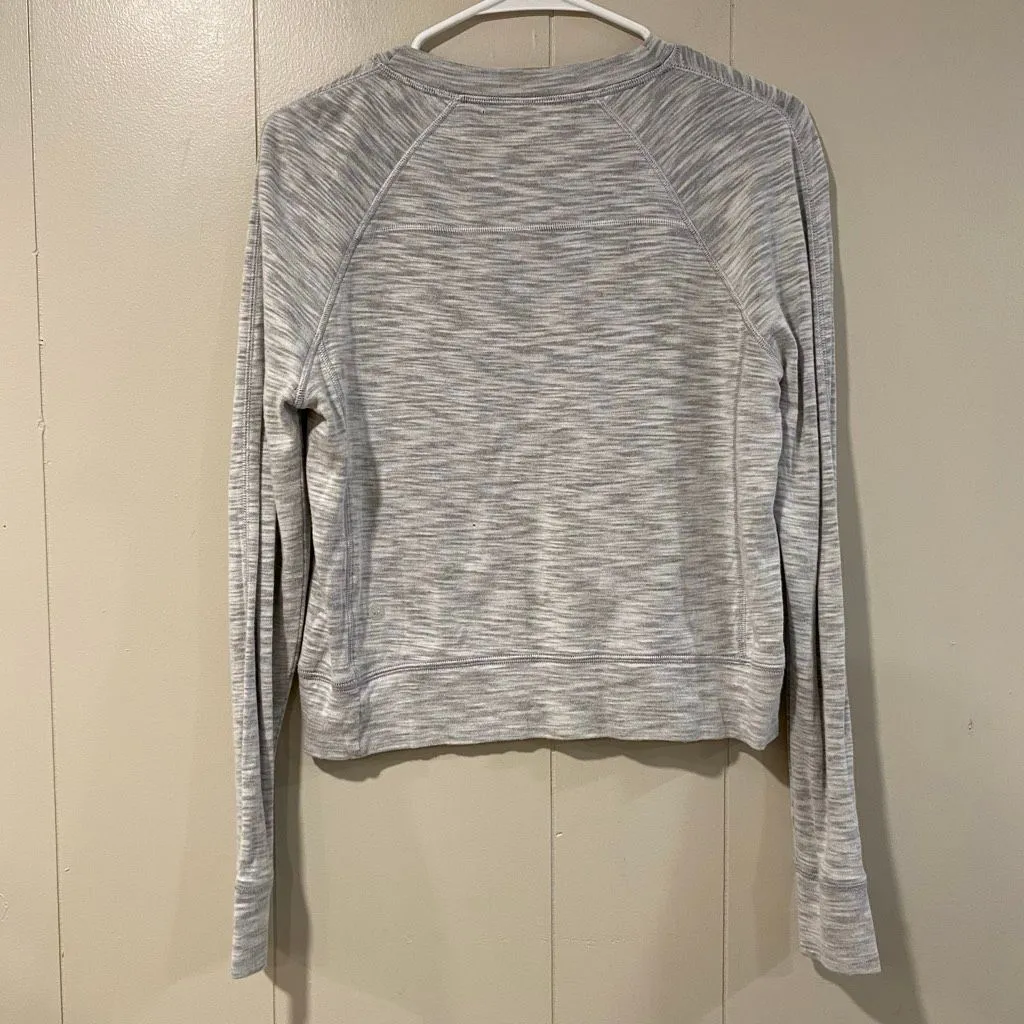 Lululemon Gray Long Sleeve Athletic Top Size 4 Lightweight Stretch - Image 2