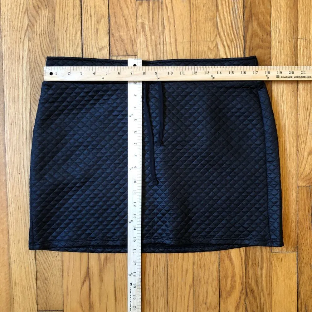 Fabletics EUC Women's Fabletics Manila Coated Black Quilted Mini Skirt Size L - Image 2