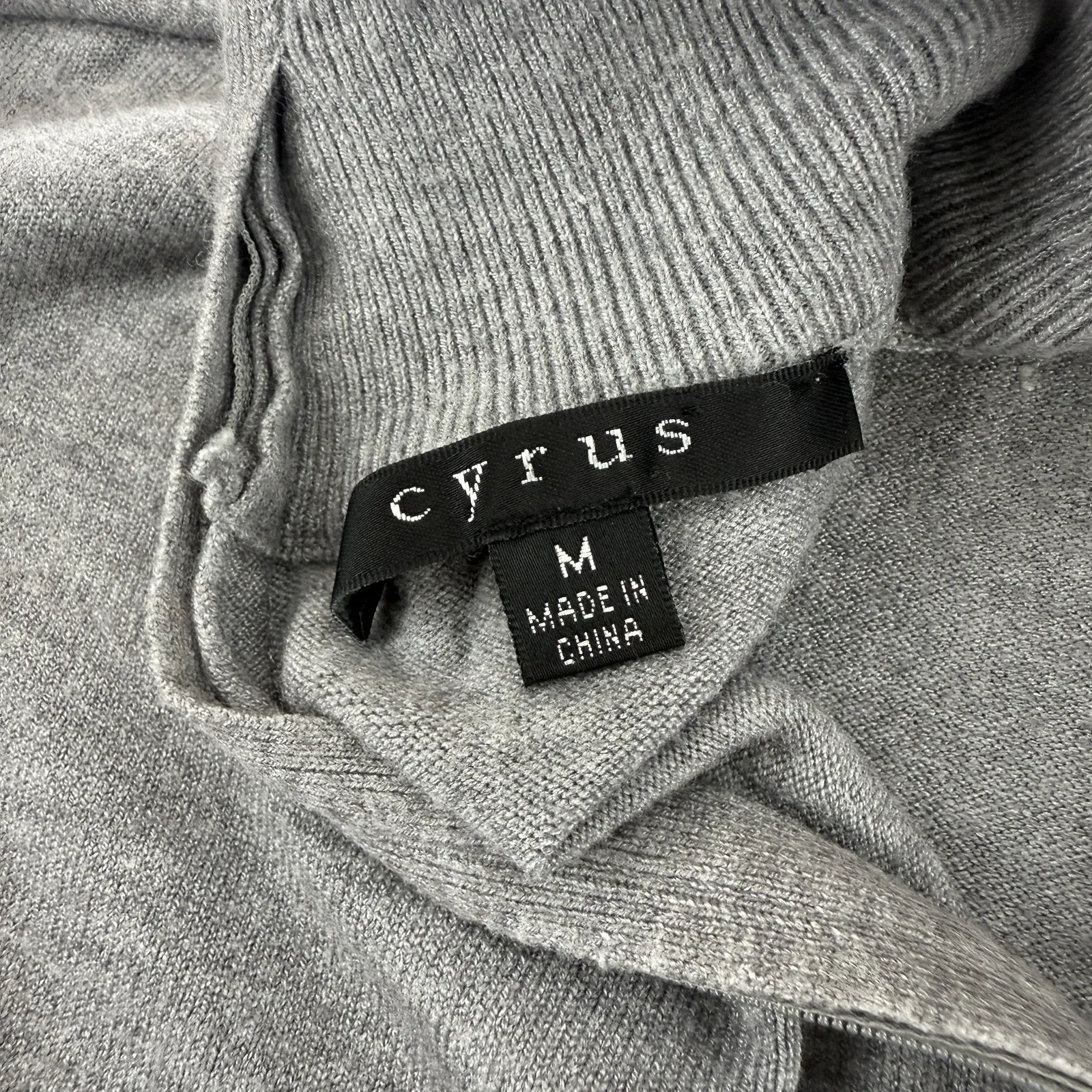 Cyrus‎ Women's Long Sleeve Light Gray Pullover Knit Sweater Zip Neck Size Medium - Image 7