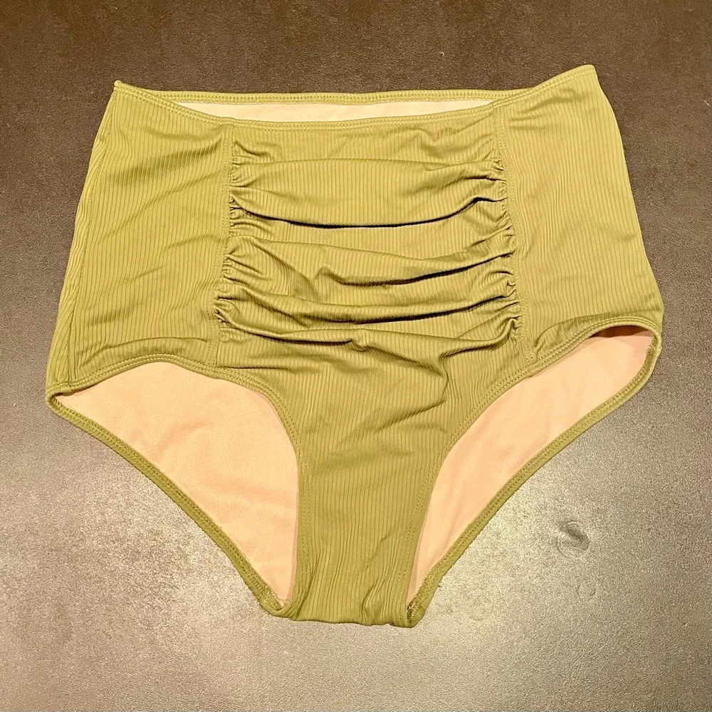 Kortni Jeane ribbed deep olive green ruched front swimsuit bottoms size small - Image 5