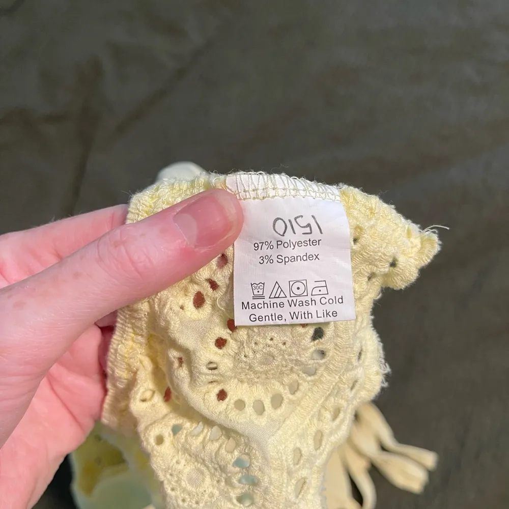 Butter yellow halter top with lace trim - Image 4