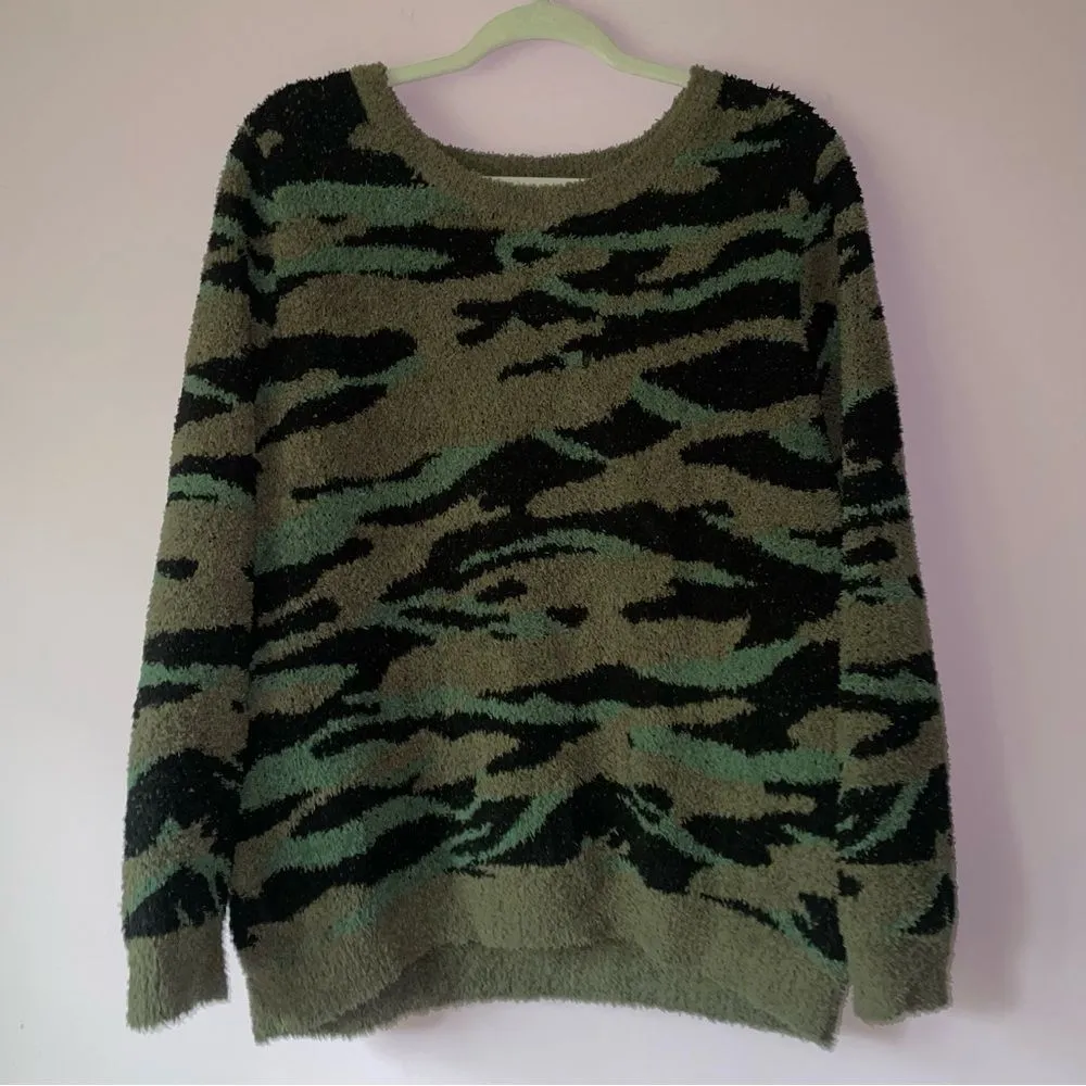Barefoot Dreams CozyChic Seaside Crew-Neck Pullover Women L Camo Fuzzy Sweater - Image 2