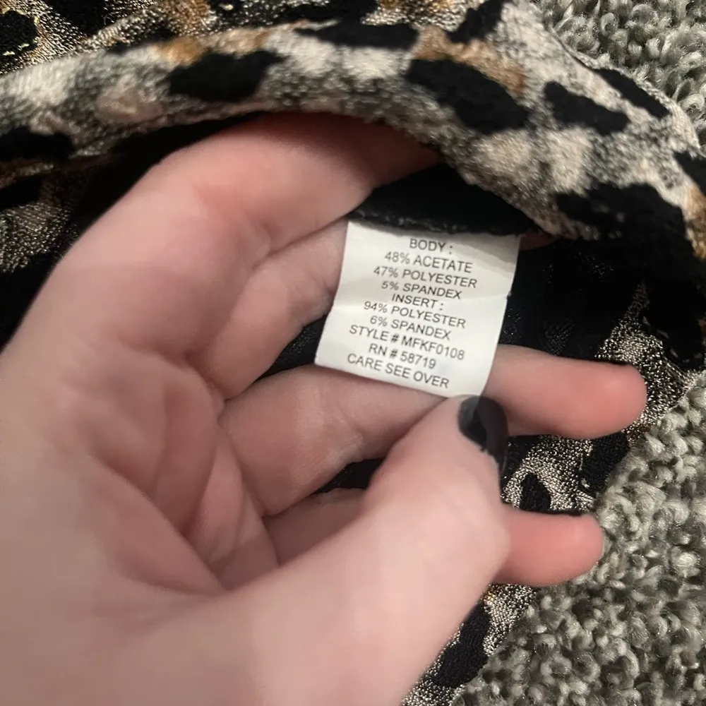 Notations brown animal leopard print 3/4 sleeve v neck blouse L - Image 3