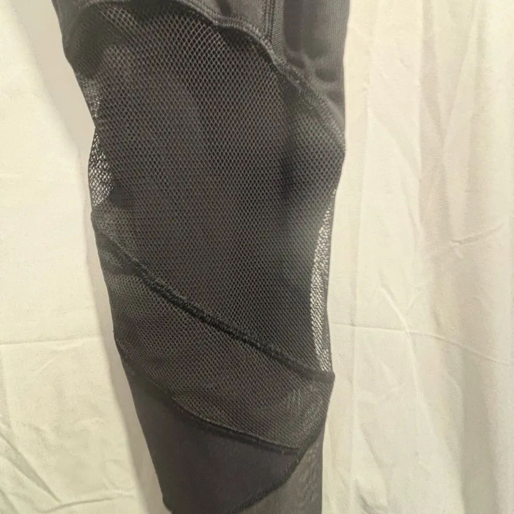 LULULEMON black and mesh leggings excellent condition 8 - Image 2