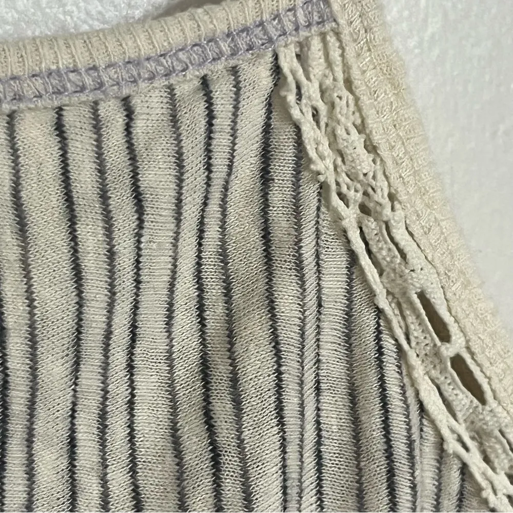 We the‎ Free Women's Size Medium Gray Cream Striped Tank Crop Top Flowy Summer - Image 2