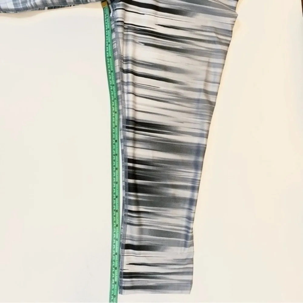 Nike Dri Fit Leggings 2.0 Swift Crop Capri Small Black White Gray Quick Dry - Image 5