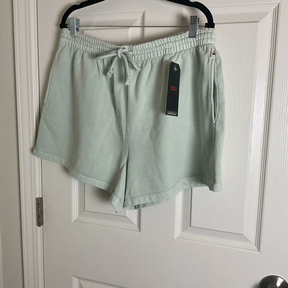 Levi's woman’s SNACK SWEATSHORT size X-Large lime - Image 4