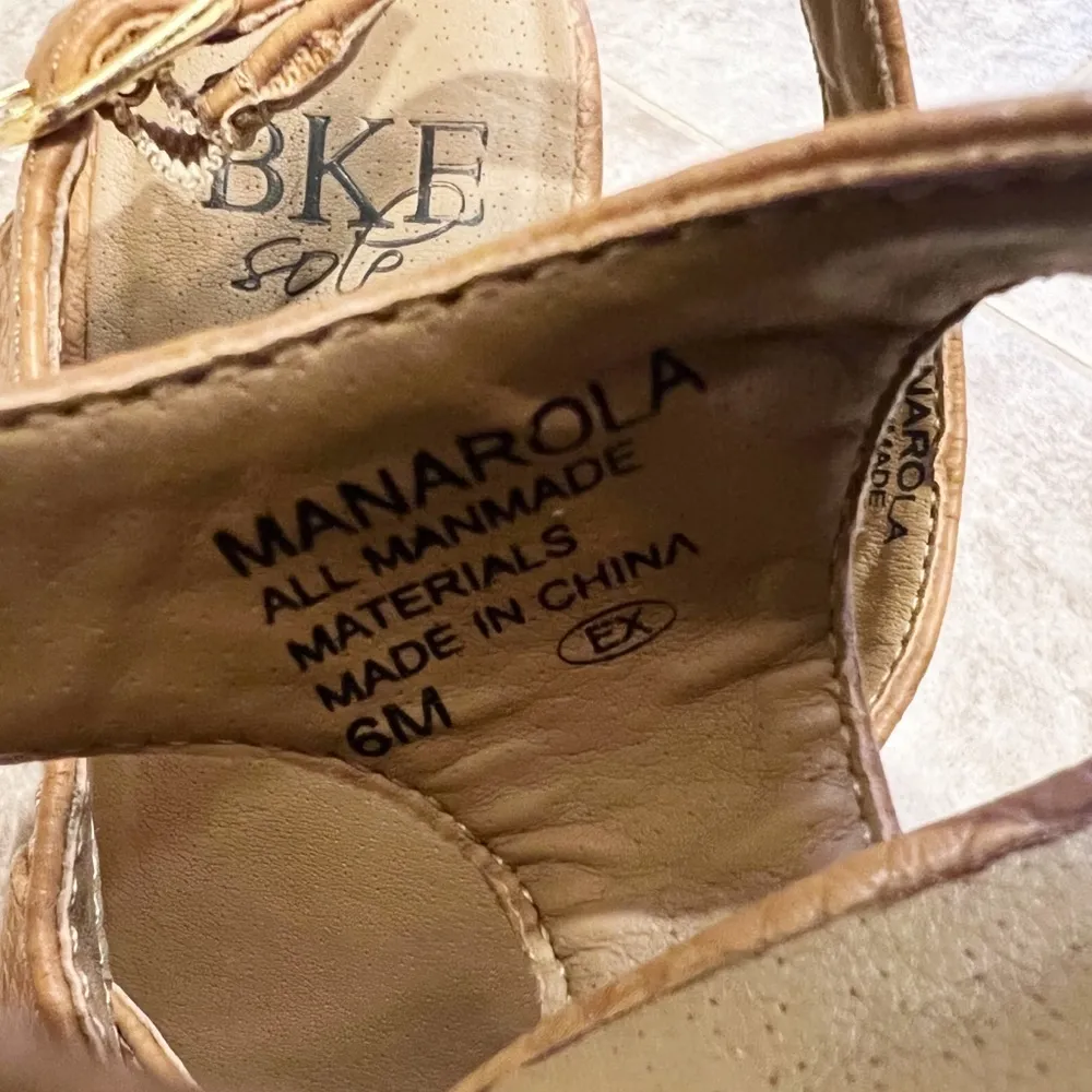 BKE Buckle Manarola faux leather lightweight platform wedge sandals size 6 - Image 6