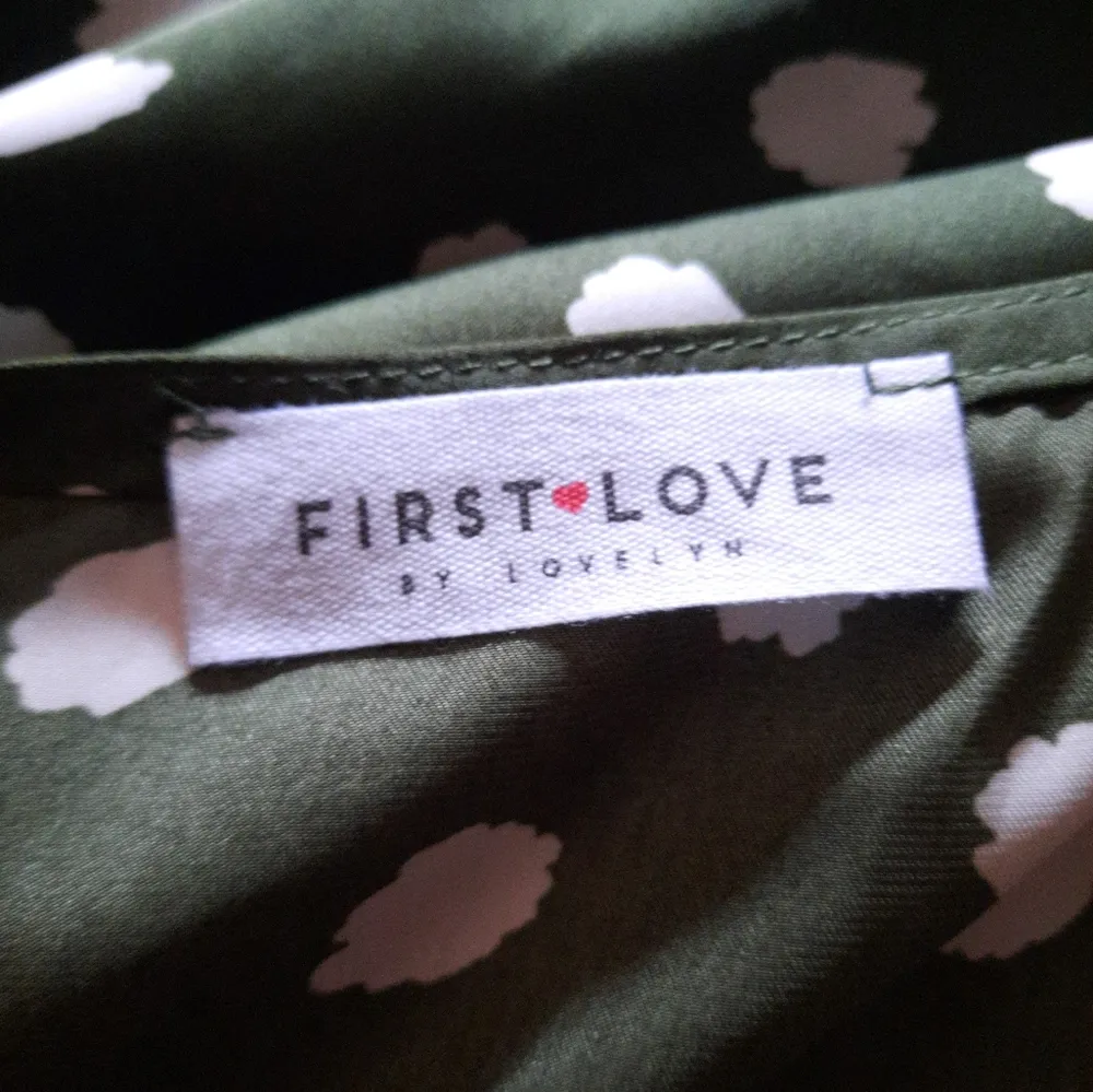 First Love By Lovelyn Green Blouse Size Small - Image 4