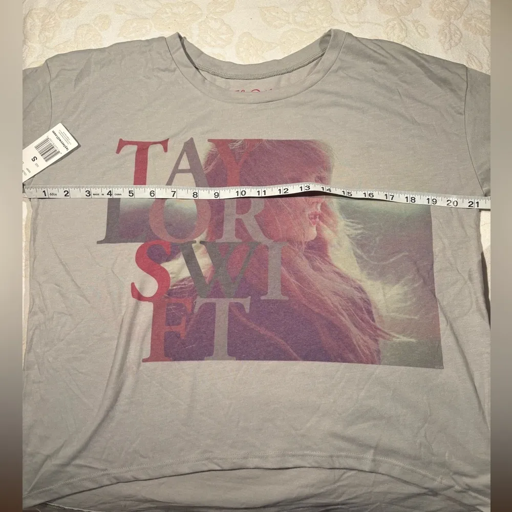 NWT Taylor Swift Limited Edition 2012 Red Era Graphic T-shirt size S - Image 6