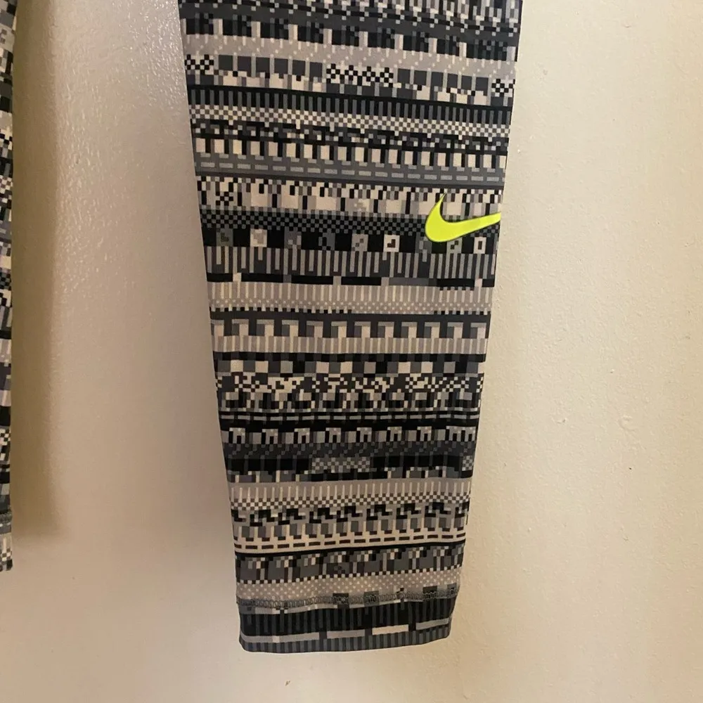 Nike Pro Dry Fit Womens Ankle Leggings Black White Print Waist 24” 26” X 29” - Image 3