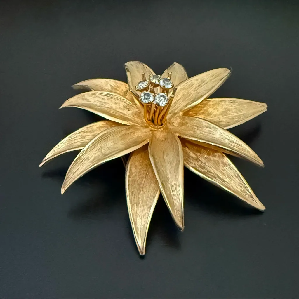 Vintage Unsigned Textured Gold Tone Rhinestone Center 3D Flower Brooch 25g. - Image 3