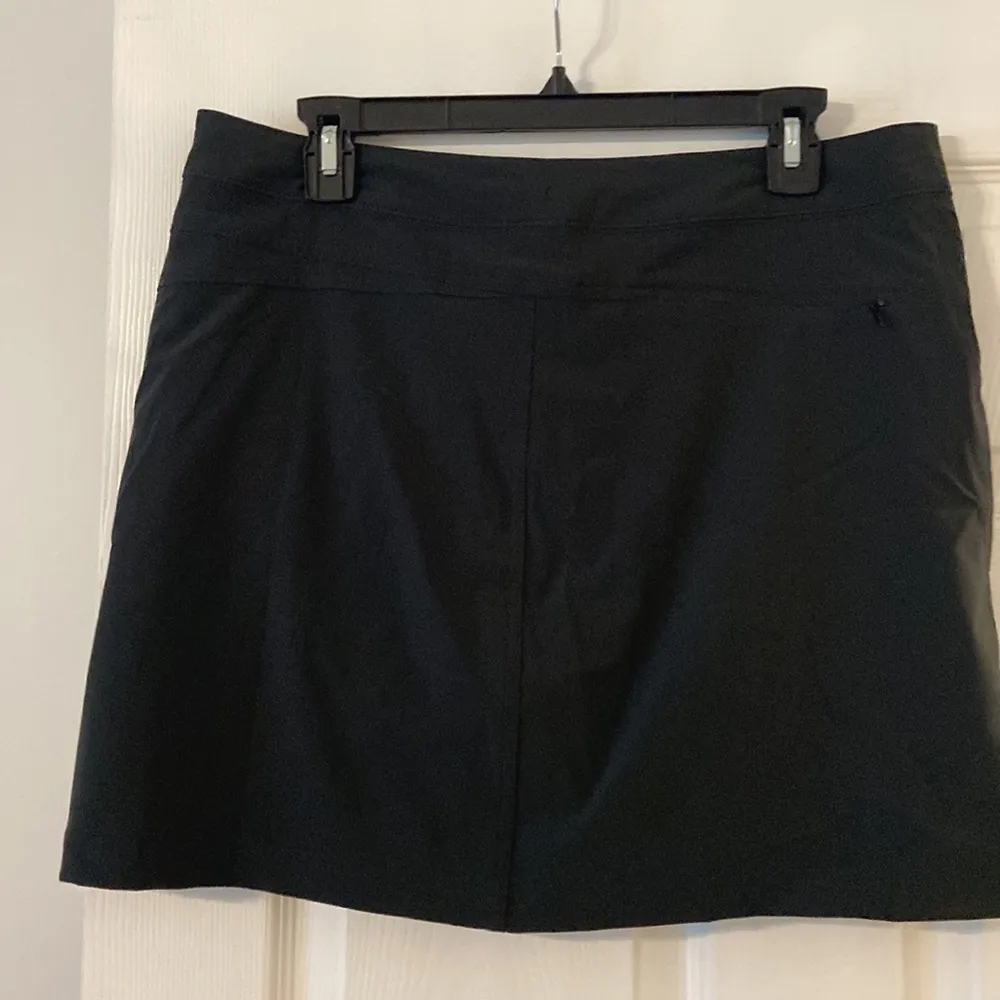 The North Face Women’s Skorts size 10 excellent condition color black waist 32” - Image 5