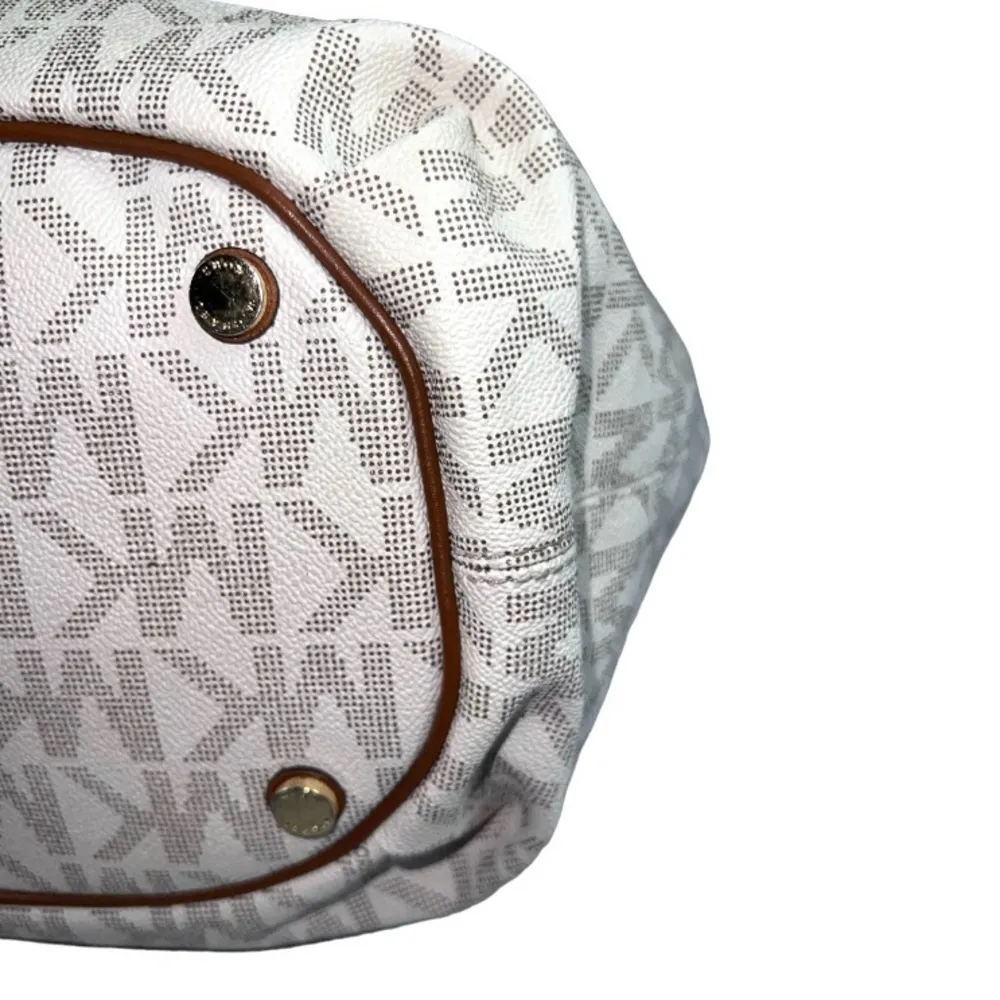 Michael Kors Bucket Bag in the beige monogram print. - Image 10