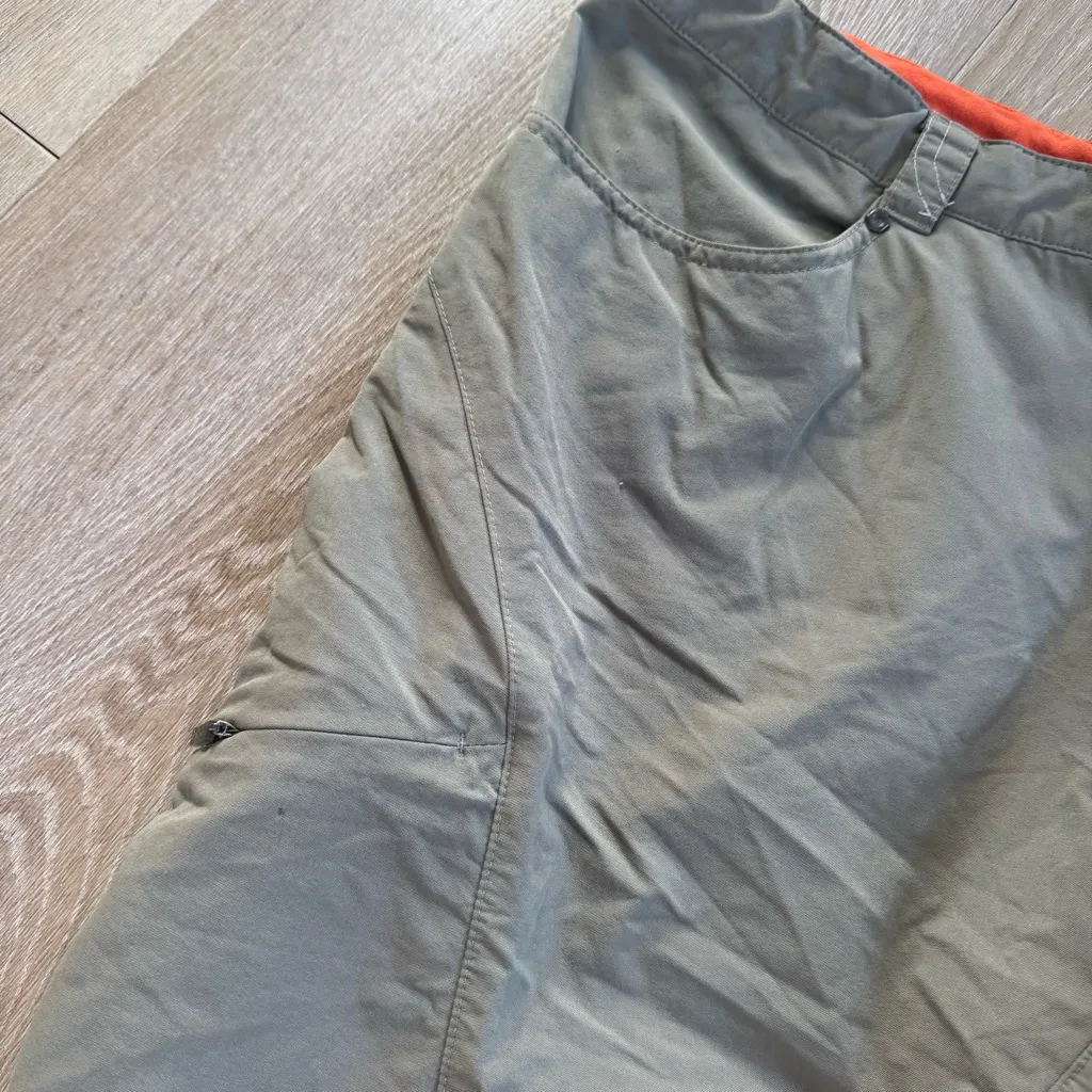 Mountain Hardwear Green Cargo Shorts - Image 3