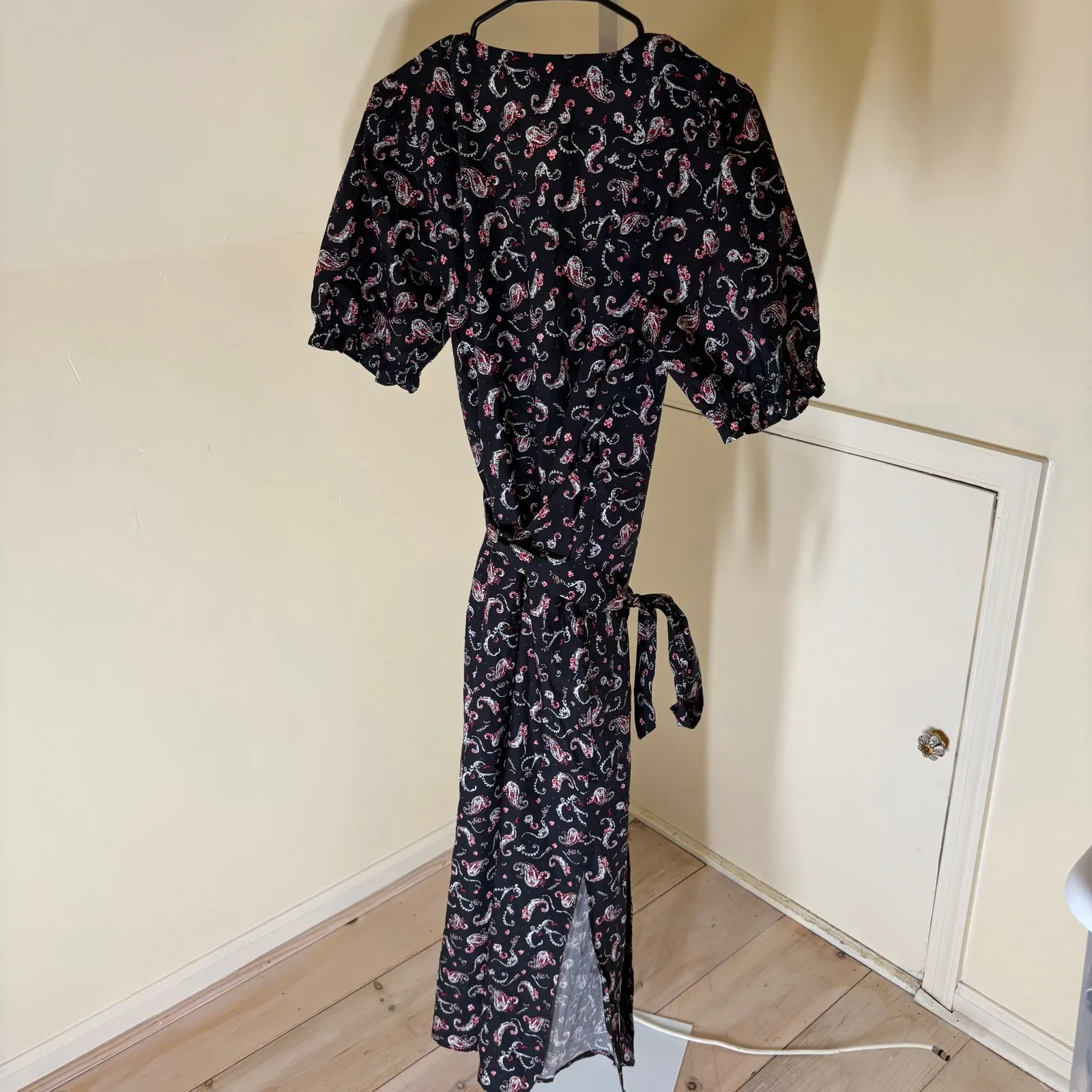 Universal Thread NWT Women's Puff Short Sleeve Midi Wrap Dress Black Paisley L - Image 9