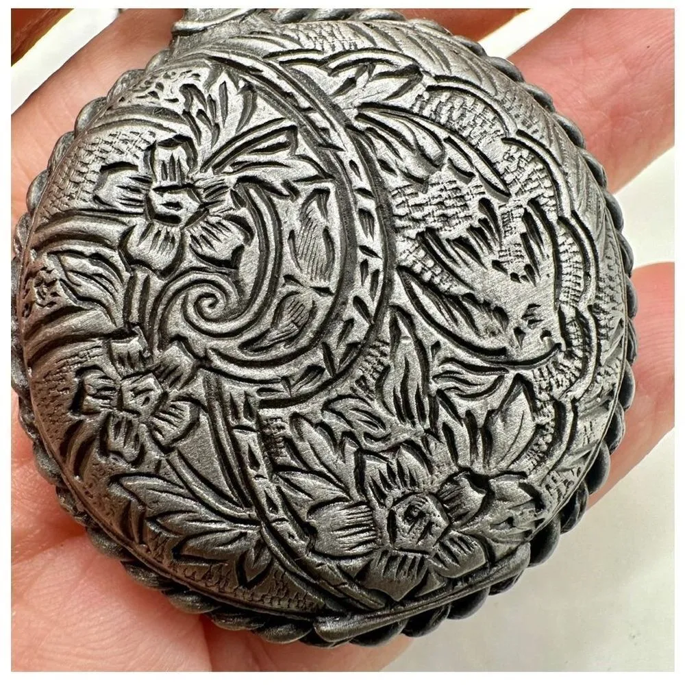 Long round locket necklace with courtship scene Silver - Image 10