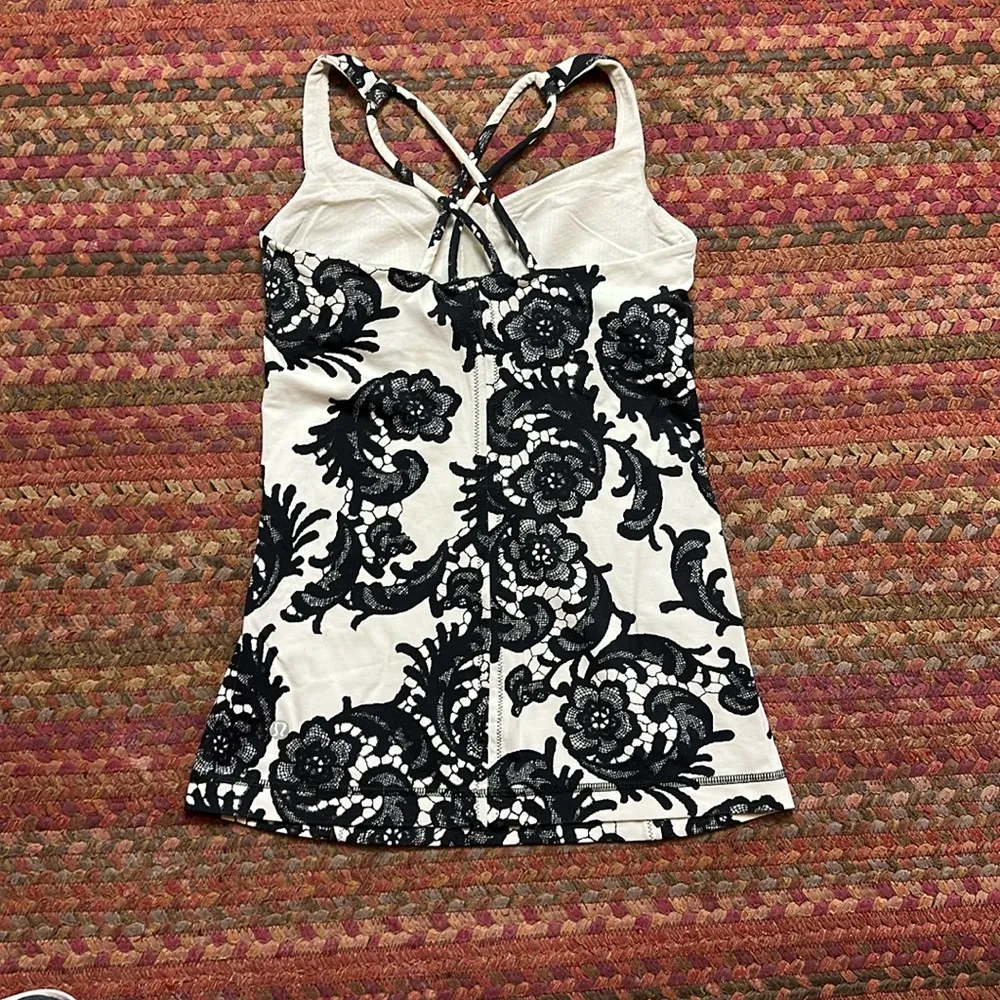 RETRO LULULEMON FREE TO BE TANK LACE PRINT - Image 4