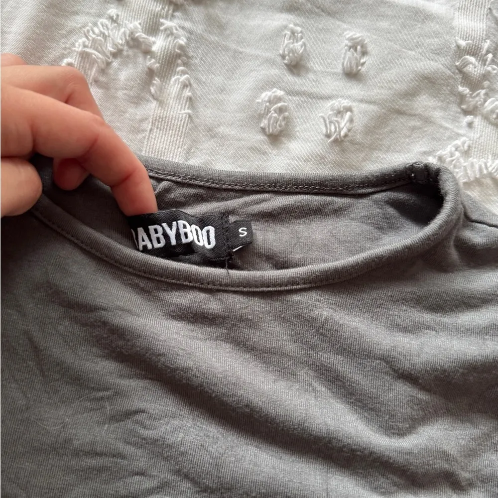 XS NEVER WORN LIGHT GRAY CROP TOP - Image 3