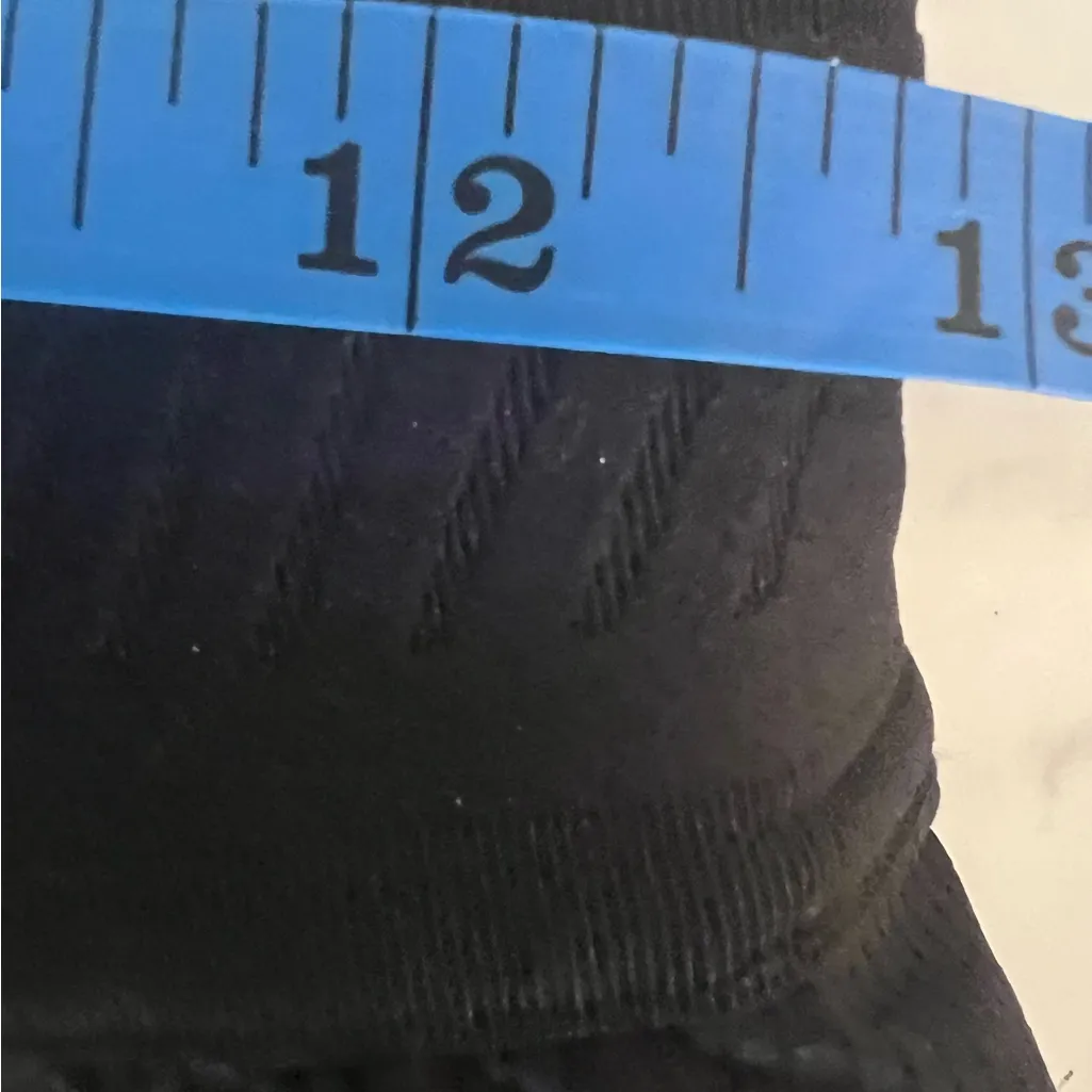 Women’s On Cloud On Running Shorts Running Active XS Green Black EUC - Image 6