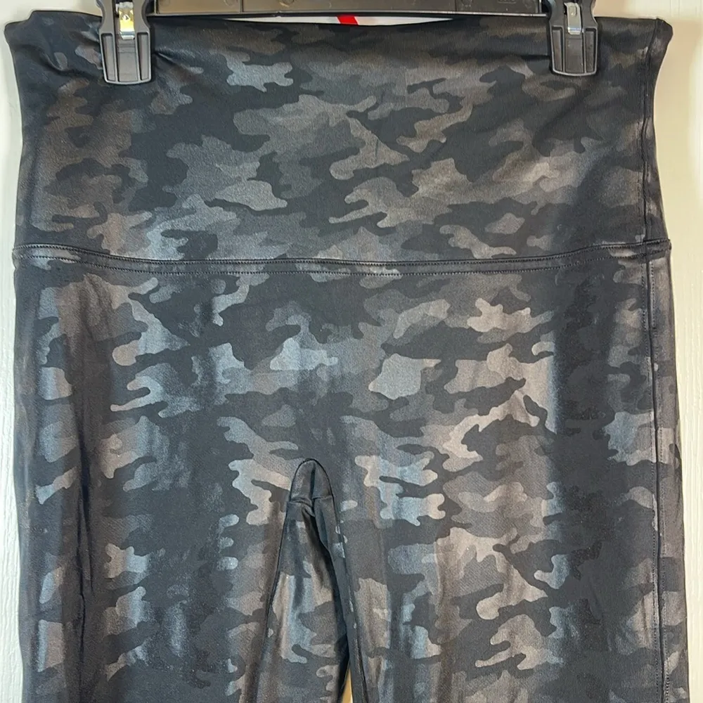 Spanx Faux Leather Camo Black Charcoal Gray Leggings Size 1X EUC #0528-OC - Image 2