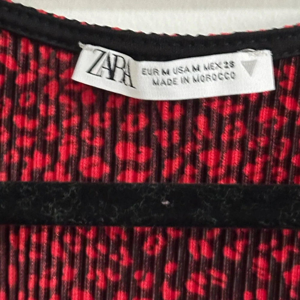 ZARA  Accordion Patterned Crop Blouse Medium - Image 5