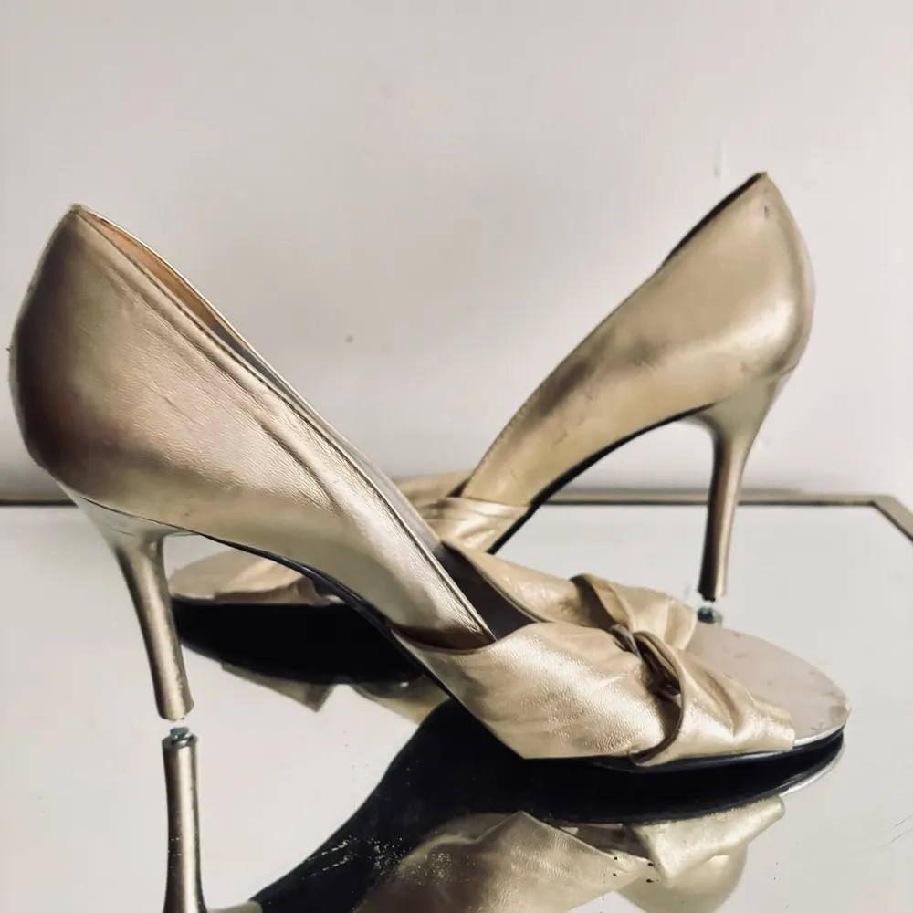 BCBG Gold Women's Metallic Heel Shoes Size 9 - Image 4