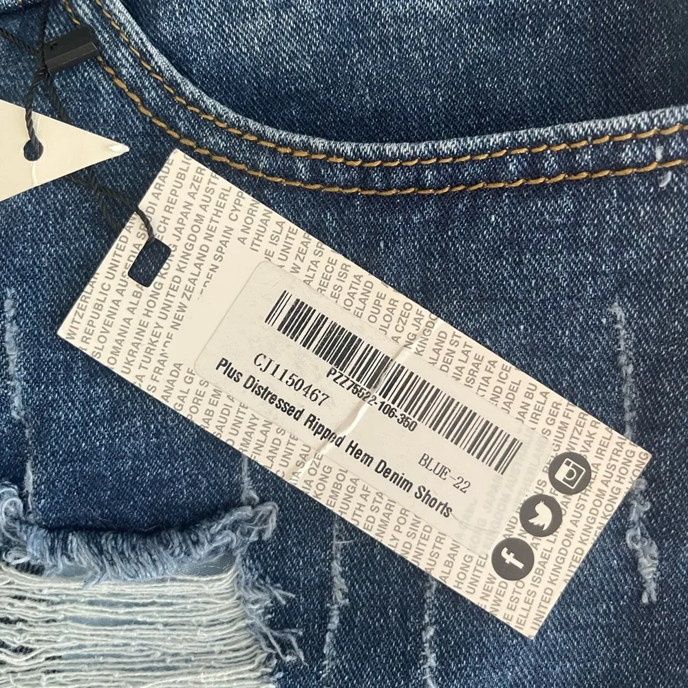 BOOHOO PLUS DISTRESSED RIPPED HEM JEAN SHORTS - Image 5