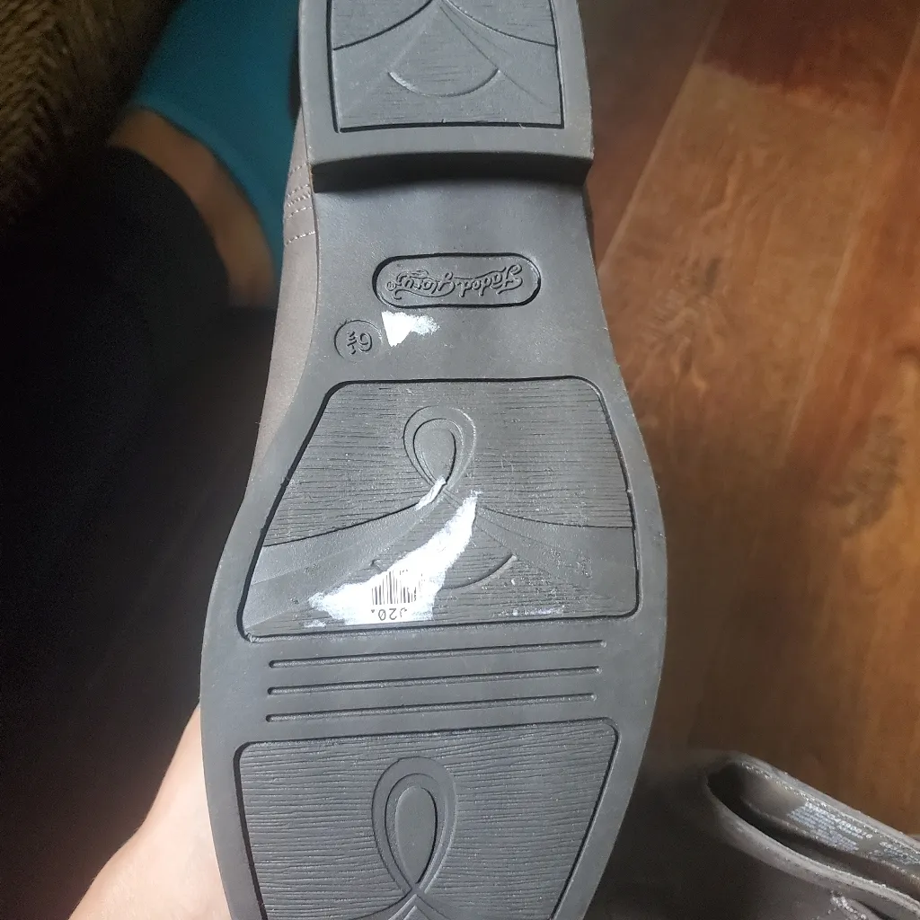 Brown short boots size 6.5 never worn by faded glory - Image 3