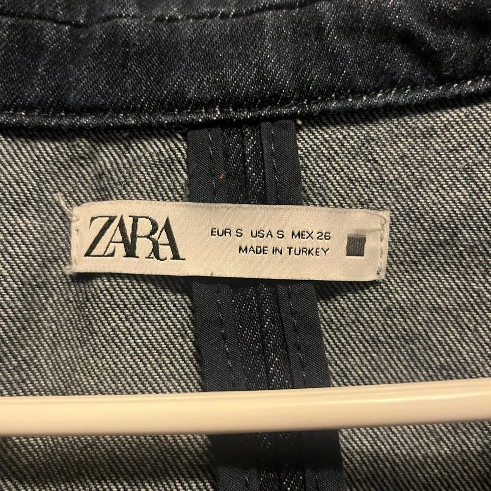 Women’s Zara Crop Top Denim Jacket. Small Perfect for fall to dress up or down - Image 2