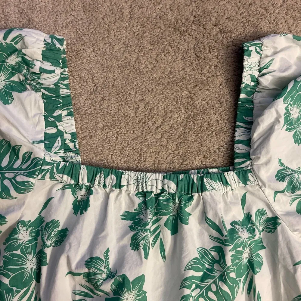 Good Condition American Eagle elastic stretch billow sleeve crop top size medium - Image 2